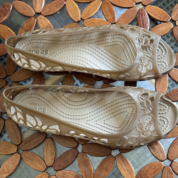 Crocs Isabella Jelly Flat: Peep-Toe Style with Gemlitetranslucent Uppers - Picture 7 of 13